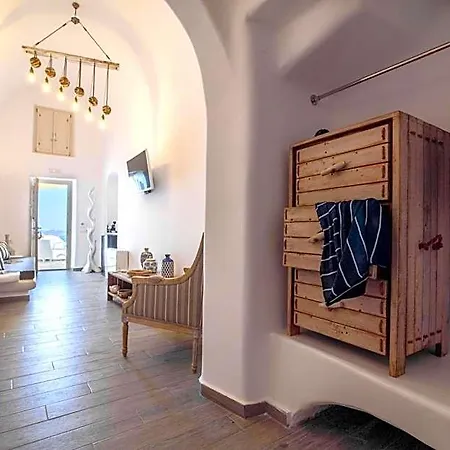 Angel Luxury 3* Fira (Santorini)